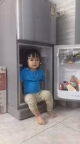 Không chỉ tủ quần áo, tủ lạnh cũng là nơi mà các bé gái lựa chọn để chơi.