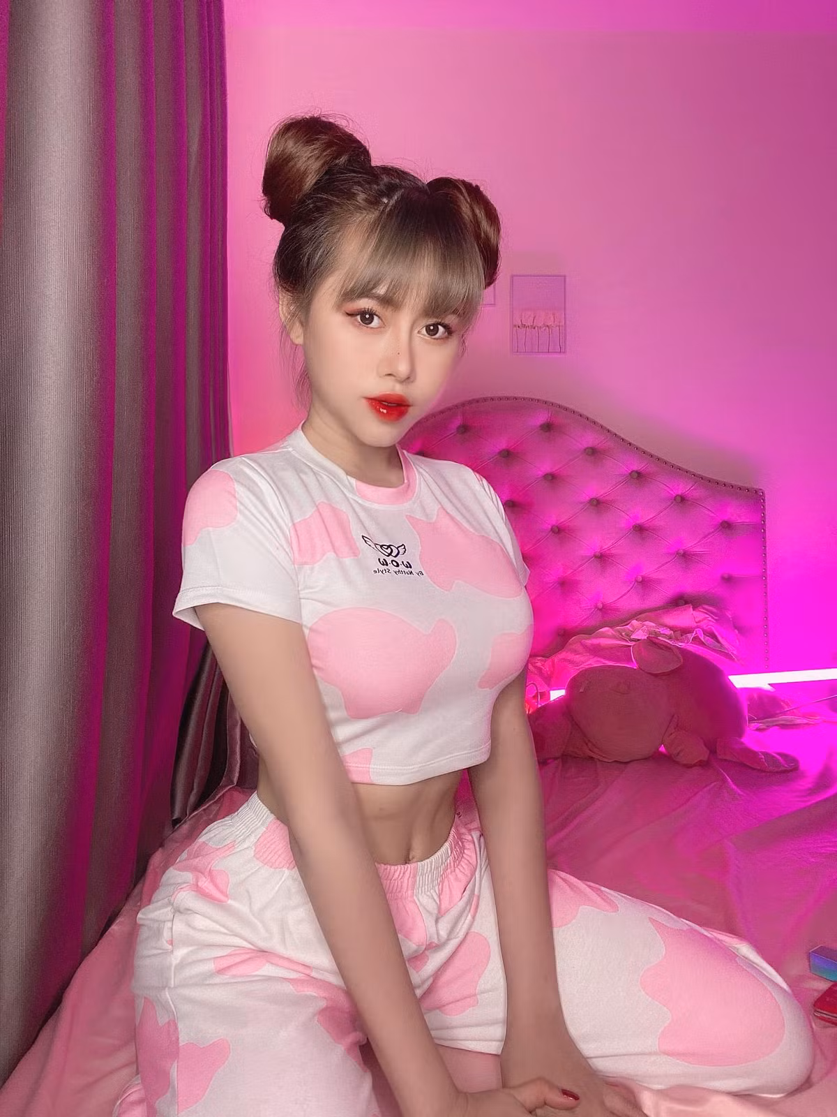 Phương Thoa còn được nhiều người mến mộ bởi chuyện tình cảm cực lãng mạn, đáng yêu cùng anh chàng hot TikToker - Chí Thanh.
