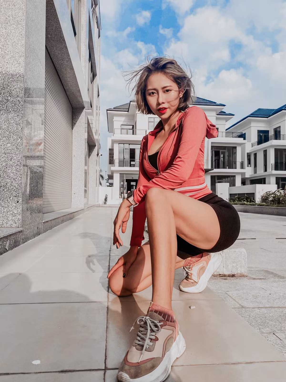 Dù đã sở hữu hình thể đẹp "chuẩn không cần chỉnh" Phương Thoa vẫn miệt mài tập luyện để giữ form người và cũng nhờ đó, cô nàng nhận thêm không ít lời khen từ netizen.