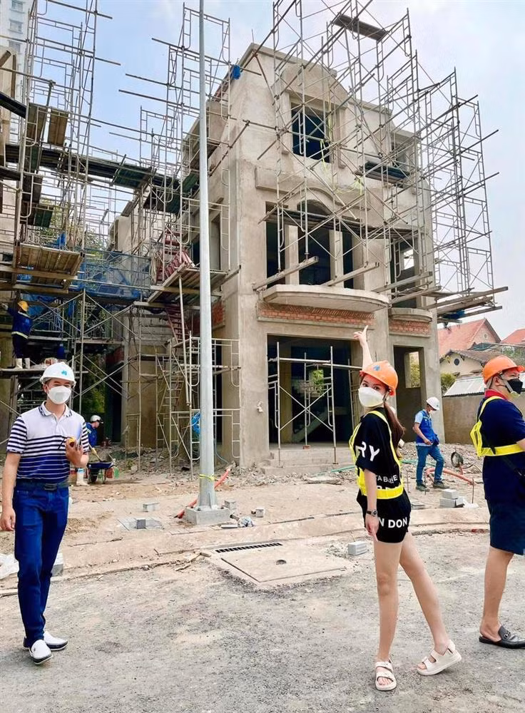 Cũng trong lần lên sóng này, "nữ đại gia quận 7" tiết lộ xây nhà tặng cho bố mẹ và con cái giải trí.
