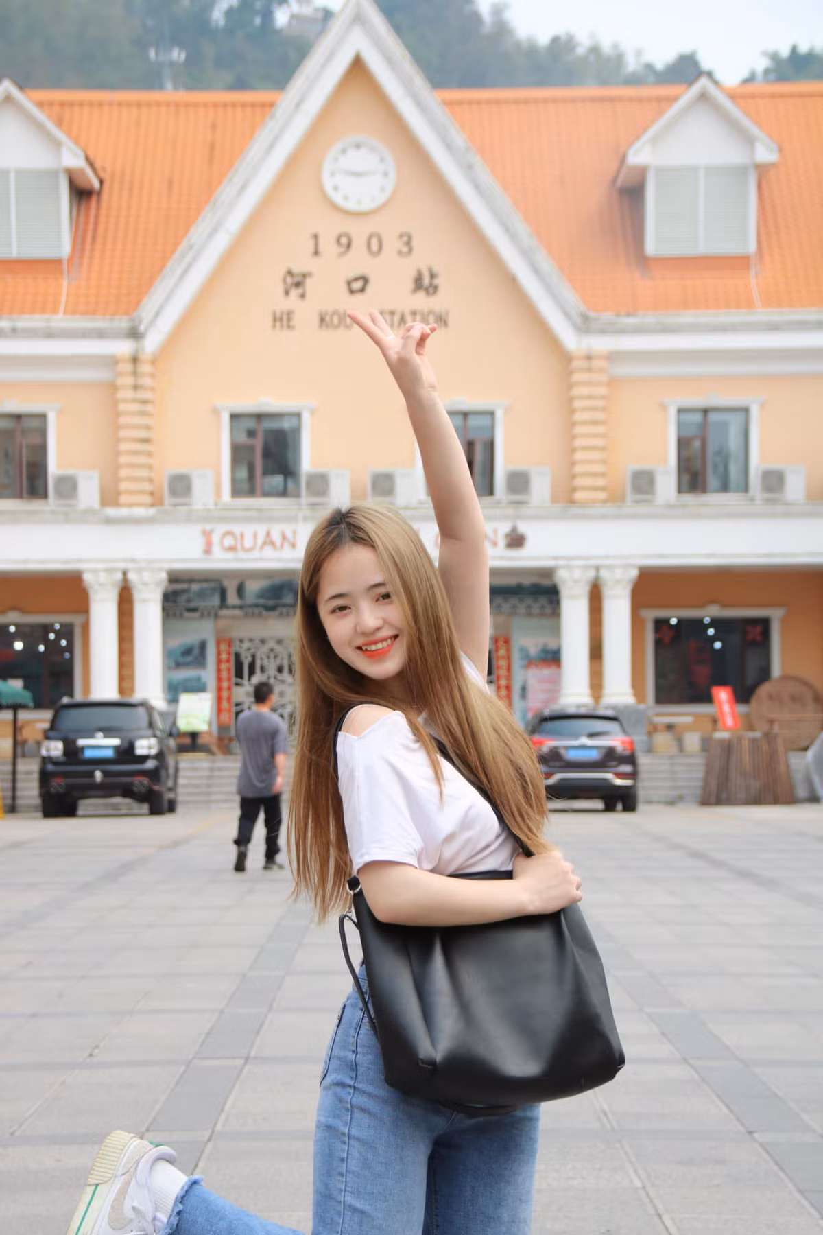 Vàng Thị Sinh gây bất ngờ khi làm hướng dẫn viên thuyết minh du lịch trước dinh thự vua Mèo. Bên cạnh giọng nói nhẹ nhàng, truyền cảm, cô bé năm nào vẫn giữ được gương mặt thiên thần, nụ cười rạng rỡ đủ khiến những ai nhìn ngắm phải “đổ gục”.