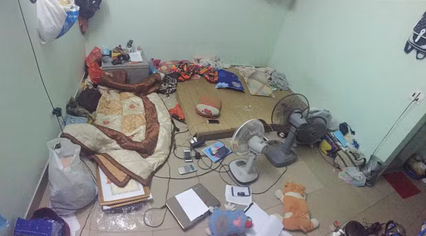 Bực tức liên hệ với chủ trọ, cô gái chỉ nhận được câu trả lời đơn giản là do thợ làm chứ họ không biết gì hết. Ảnh minh hoạ.