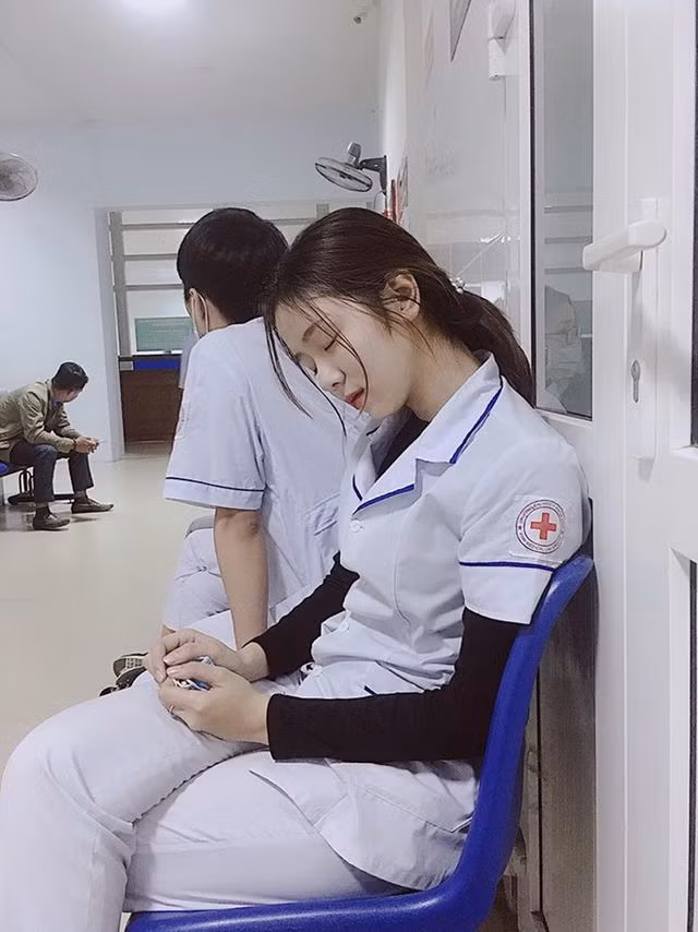 Chỉ một khoảnh khắc bị chụp lén trong bệnh viện khi đang ngủ gật, cô nữ sinh ngành y Đào Linh Chi đã khiến cư dân mạng “phát sốt” vì độ xinh đẹp hút hồn.