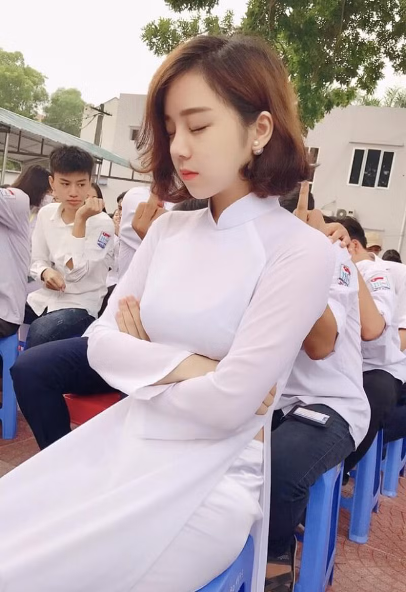 Nguyễn Thủy Tiên (sinh năm 2000, học sinh trường THPT Mỹ Hào, Hưng Yên) được dân mạng biết đến nhờ bức ảnh ngủ gật dưới sân trường. Vẻ đẹp trong trẻo, xinh xắn trong tà áo trắng khiến cô bạn “đốn tim” biết bao người.