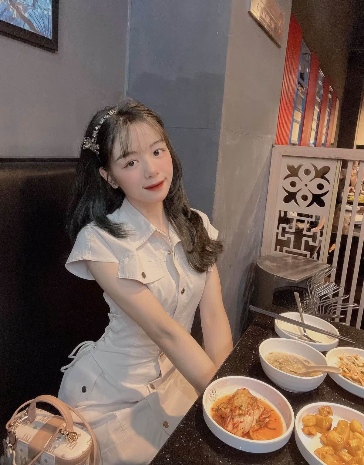 Sự nổi tiếng bất ngờ này với em mà nói thì cũng không có gì phiền toái vì mọi người chỉ hỏi thăm, kết bạn thôi. Em lại có thêm những người bạn mới”. Hot girl ngủ gật cho biết thêm.