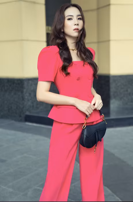 Phải thừa nhận rằng, nhan sắc của Mai Ngọc không chê vào đâu được. Chẳng bỗng nhiên, fan trên mạng của cô nàng đông đảo đến vậy.