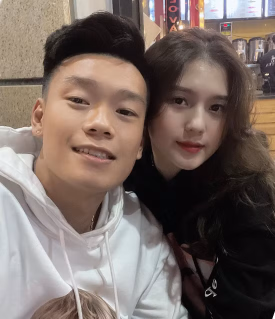 Tố Uyên được khen ngợi là cô bạn gái xinh đẹp, đảm đang, mệnh danh là “cô bạn gái quốc dân”. Suốt 5 năm qua, cô đồng hành cùng Thành Chung trong sự nghiệp bóng đá, luôn ở bên động viên, cổ vũ anh ở những trận cầu quan trọng.