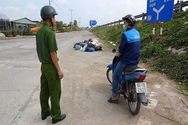 Bi phat 1,5 trieu dong vi vut rac bua bai