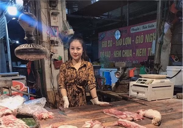 Thậm chí, nhiều người còn cho biết Như Ngọc không đẹp đến nỗi được gọi là hot girl, có người lại bảo cô nàng cố ý 'làm màu', đứng vào hàng thịt chụp ảnh câu like chứ không phải là người bán, có người lại chỉ trích vì chỉ bán thịt thôi cũng trang điểm, ăn mặc cầu kỳ,...