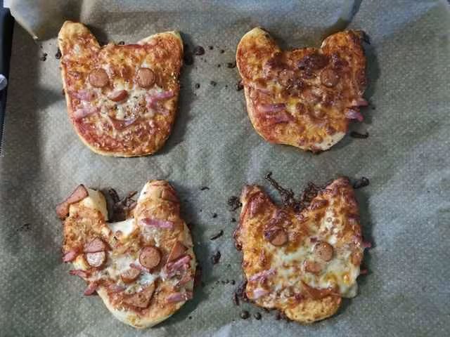 Một người mẹ có tâm tạo hình chiếc pizza cho con nhưng quên rằng phải nặn bột sao cho chuẩn khung.