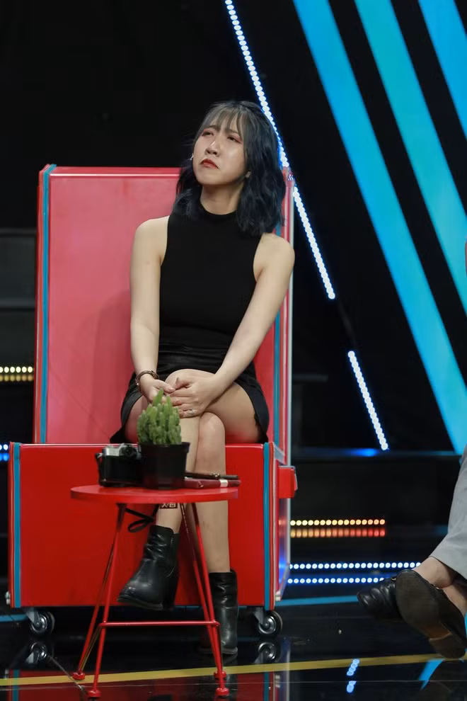 Cụ thể, “nữ chính 12 mối tình” đưa ra 7749 yêu cầu về người yêu khi vừa phải đẹp trai, biết nấu ăn, giàu có, cung cấp tiền cho bạn gái mua đồ; vừa biết đầu tư bất động sản và chơi chứng khoán…