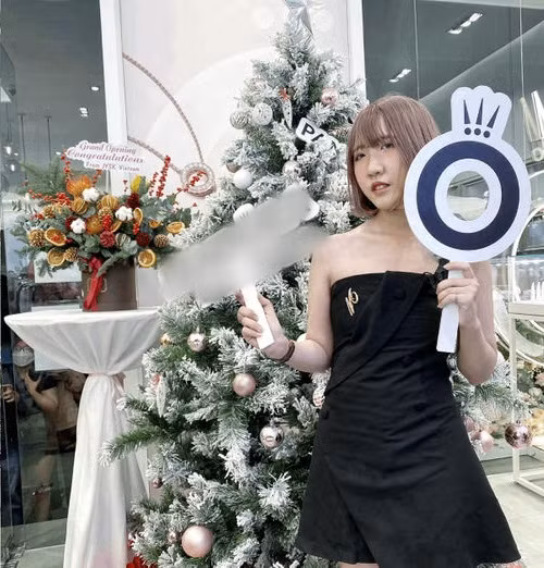 Ngày 18/12, nữ chính chương trình "ghép đôi thần tốc" cập nhật hình ảnh bản thân đi mua trang sức trên Facebook và như thường lệ, không ít người lại vào bình luận “cà khịa” cô nàng.