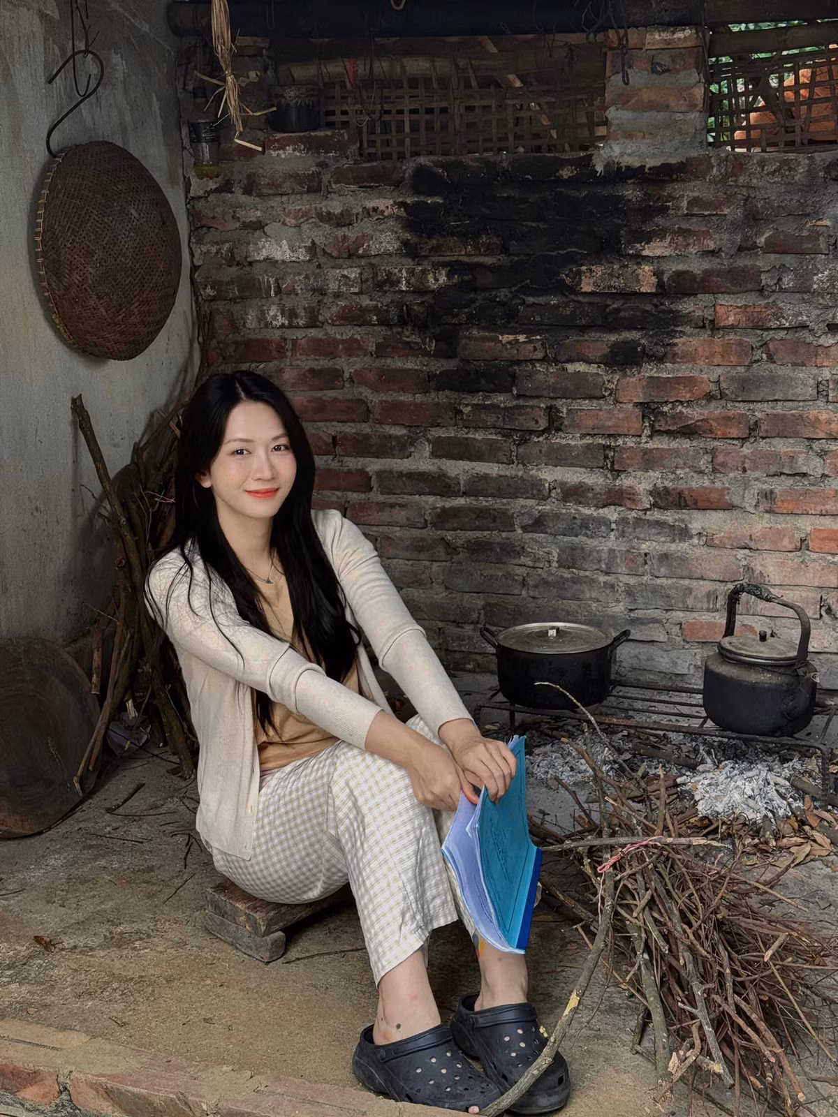 Lê Bống từng có chia sẻ gây chú ý về lý do của sự thay đổi: "Ngày xưa mình hay có những cái tiêu cực bị bàn ra tán vào nên mình nghĩ em gái khi đi học cũng sẽ bị ngại. Khi mình hỏi, em gái chia sẻ là giấu không dám cho mọi người biết chị gái mình là Lê Bống. Lúc đấy mình mới tự nhìn nhận lại. Em gái bảo, khi bạn bè trong lớp nói sẽ ngồi im lặng, nghe xem các bạn bàn gì về chị gái. Do vậy, mình muốn thay đổi để khi em mình kể về chị gái phải thấy vui, tự hào chứ không phải những hình ảnh không hay như trước đây”