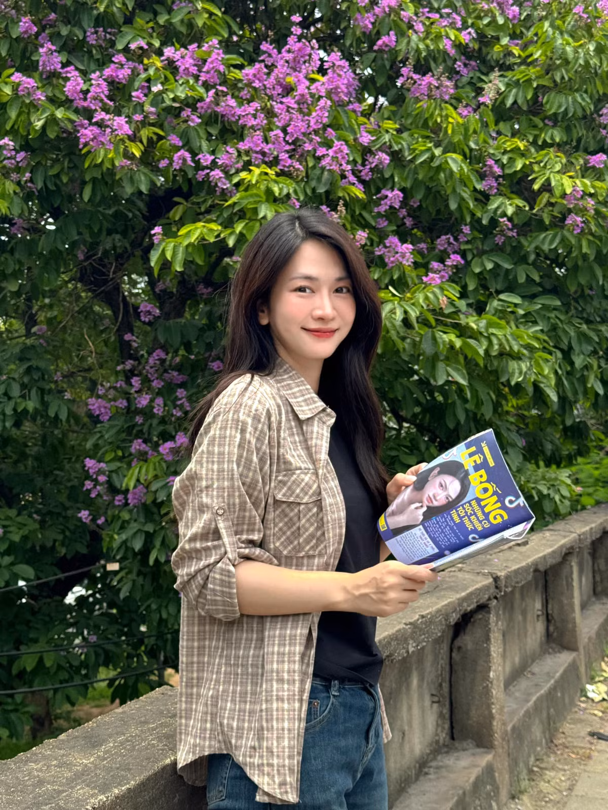 Thời gian gần đây, Lê Bống xuất hiện với hình ảnh dịu dàng, nền nã trong vai trò MC, diễn viên.