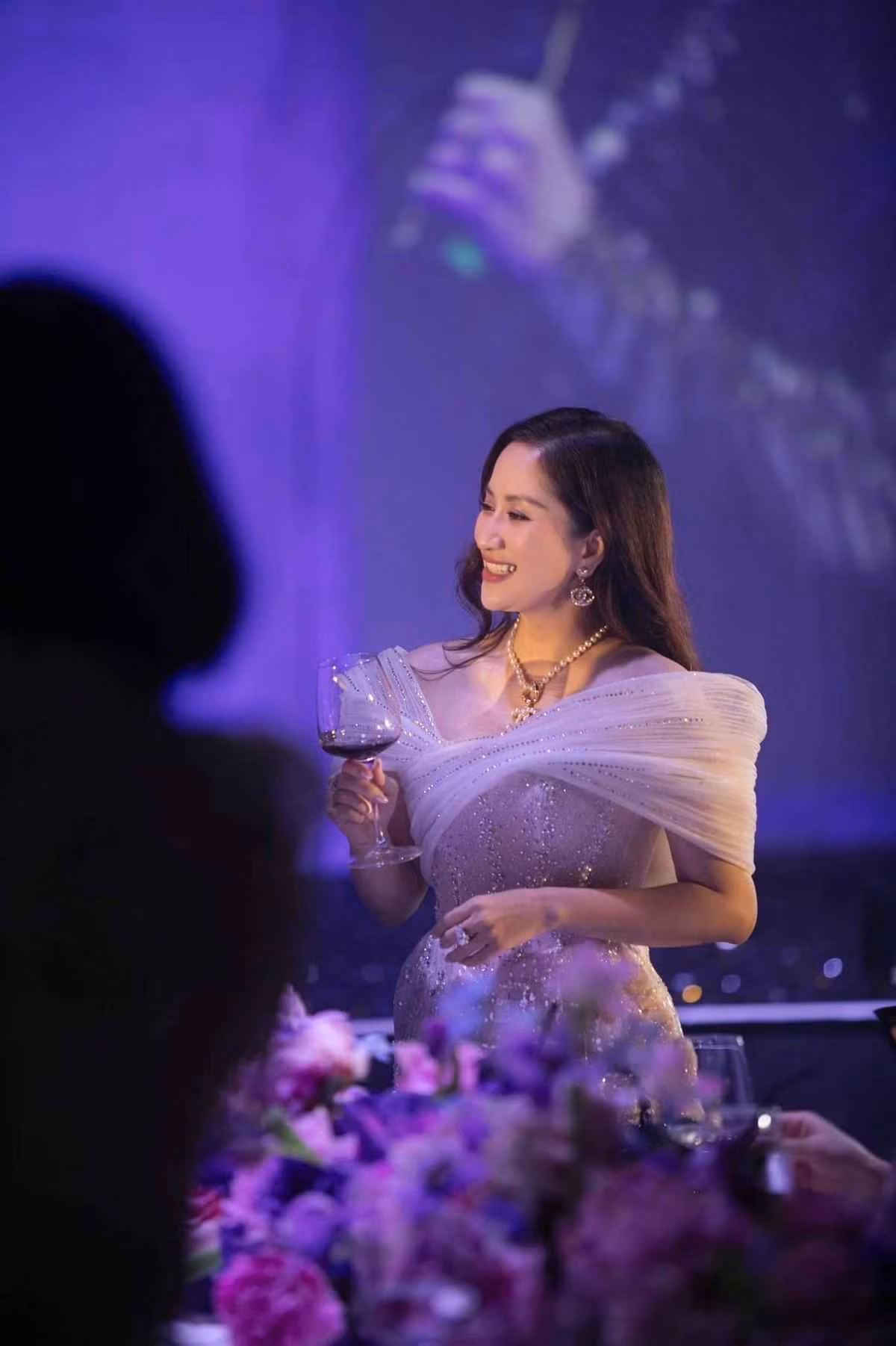 Xuất hiện tại một sự kiện gần đây, Khánh Thi thu hút mọi ánh nhìn khi sánh bước bên ông xã Phan Hiển. Cô tiết lộ đã thành công giảm 12kg sau quá trình nỗ lực không ngừng.