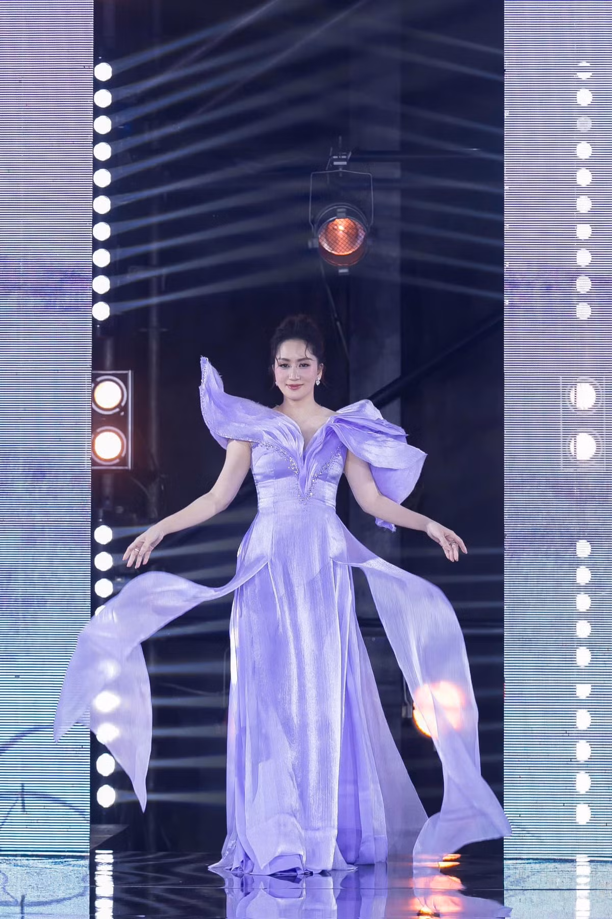 Đặc biệt, làn da sáng mịn cùng kiểu tóc nhẹ nhàng và lối trang điểm tự nhiên càng làm tôn lên nét trẻ trung, quyến rũ của Khánh Thi.