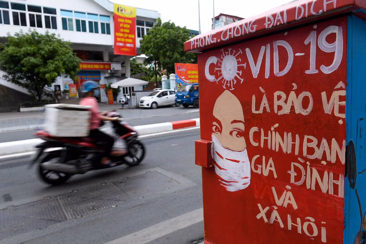 Mới đây, nhằm tăng cường công tác tuyên truyền đến người dân về việc phòng chống dịch COVID-19, các bốt điện tại một ngã tư ở Hà Nội đã được khoác lên những "bộ áo mới" là những bức tranh cổ động với hình ảnh đội ngũ y, bác sĩ đầy sinh động.