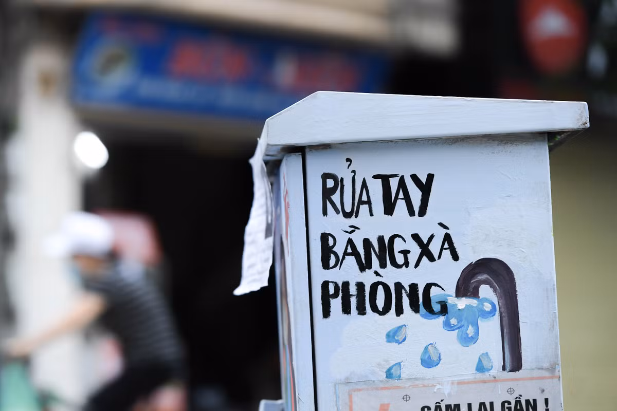 Khẩu hiệu khuyến cáo người dân hãy rửa tay bằng xà phòng không chỉ để phòng chống dịch COVID-19 mà còn giữ vệ sinh cá nhân hàng ngày.