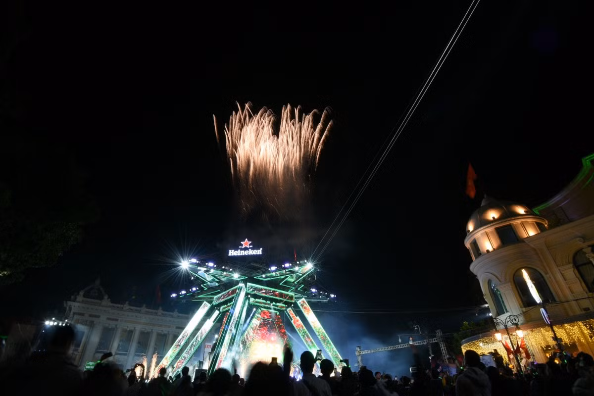Cùng ngắm nhìn màn pháo hoa chào đón năm mới ở Lễ hội Countdown Hà Nội.