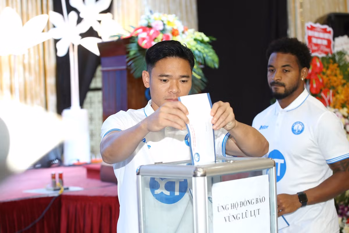 Đây là hành động có ý nghĩa, thể hiện tinh thần tương thân tương ái của dàn sao của CLB Thép Xanh Nam Định với đồng bào bị ảnh hưởng thiên tai, lũ lụt.