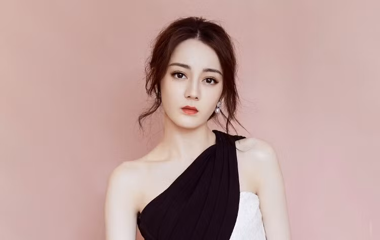 Fan của Địch Lệ Nhiệt Ba không ít lần lên tiếng bảo vệ thần tượng của mình, trong khi cũng có không ít ý kiến cho rằng nếu bỏ đi lớp trang điểm, filter chỉnh ảnh thì mỹ nữ Tân Cương cũng chỉ sở hữu nhan sắc bình thường.