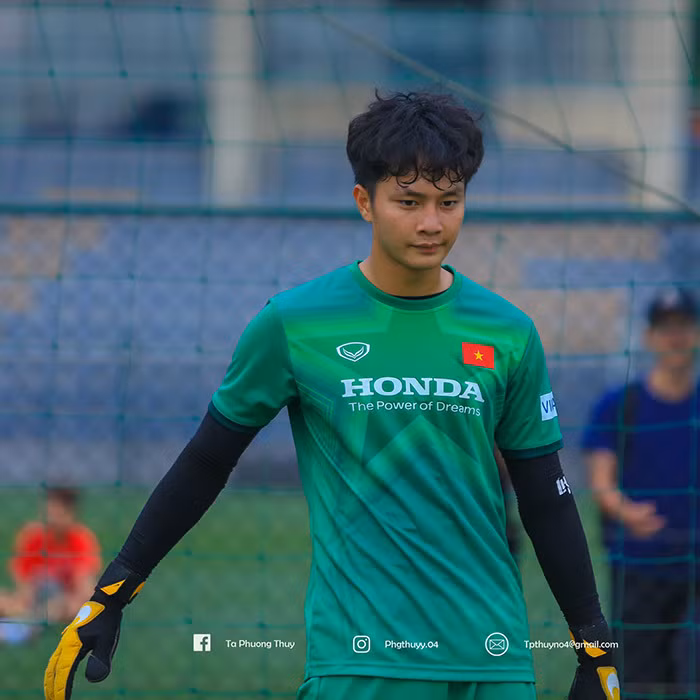 Sau khi trở về Văn Bình cũng thành thủ môn bắt chính của U19 Việt Nam tại giải U19 Đông Nam Á.