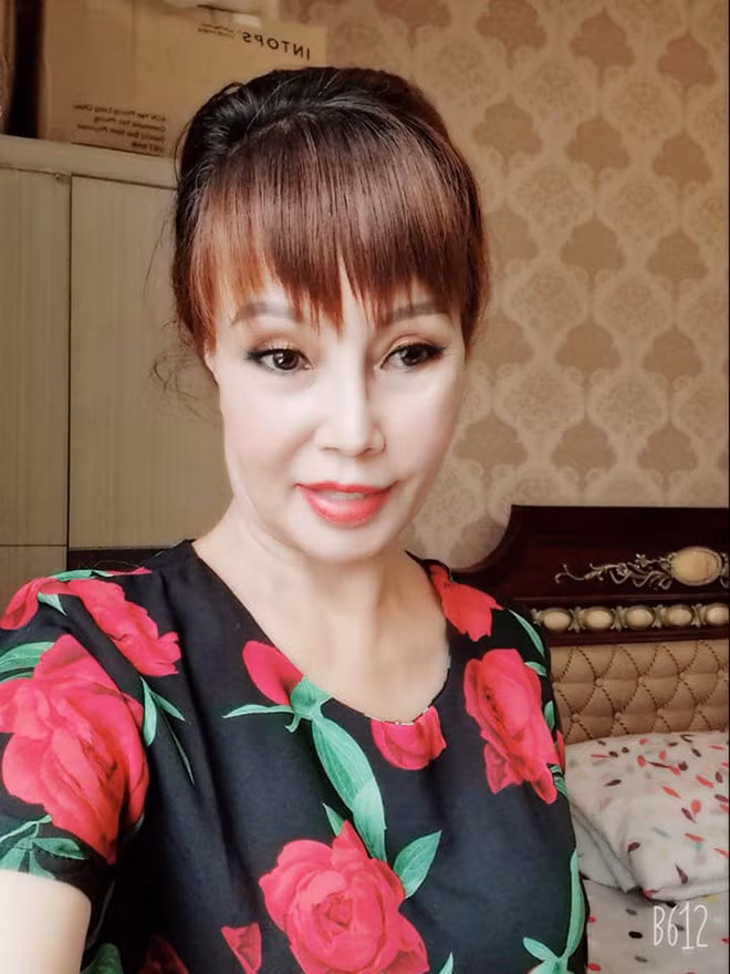 Mới đây, cô dâu 62 tuổi Cao Bằng tiếp tục gây xôn xao cộng đồng mạng khi để lộ rõ nhan sắc thật mặc dù đã qua chỉnh sửa.