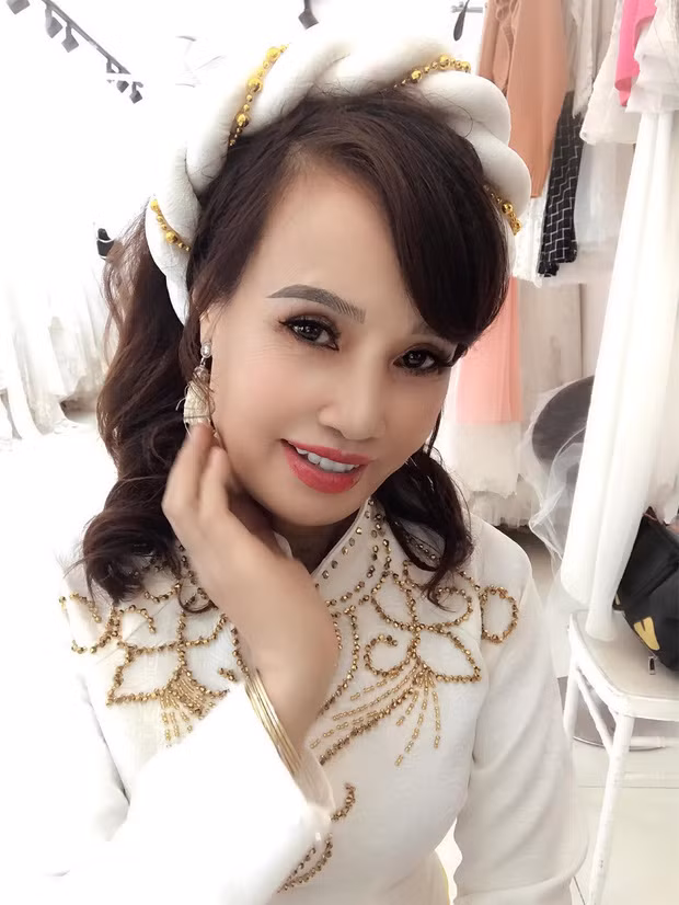 Trong số đó, nickname có tên L.A.B bình luận: "So với tuổi thật, quả thực chị Thu Sao có trẻ hơn nhưng mình nhìn cứ thấy có vấn đề gì đó hơi sai sai trên khuôn mặt. Nhan sắc của chị không còn tự nhiên và mềm mại, thay vào đó là một vẻ thô cứng khiến người khác sợ hãi khi nhìn vào.".