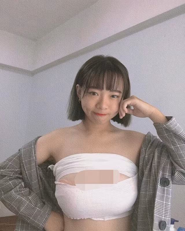 Mặc dù khuôn mặt của Wei Wei không thực sự xinh đẹp, nhưng hầu hết người theo dõi gái xinh này đều đồng tình rằng cô có vẻ nổi bật nhất chính là vòng 1 cực lớn của mình.
