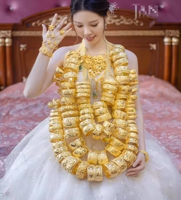 Vì số vàng này quá nặng nên cô dâu đã đi lại rất khó khăn, phải nhờ người dìu rồi cất bớt vàng vào vali. Dù mệt mỏi nhưng nữ chính vẫn nở nụ cười sung sướng và hạnh phúc vì những món quà giá trị này.