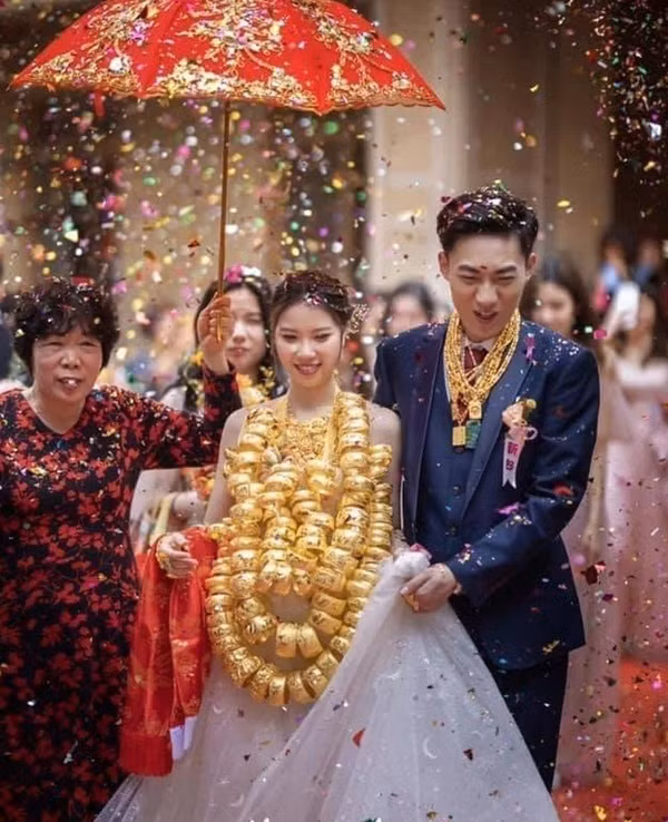 Phía nhà gái tiết lộ, những chiếc vòng vàng cô dâu đeo trên người là của hồi môn và quà cưới từ 2 bên gia đình tặng cho cô dâu.