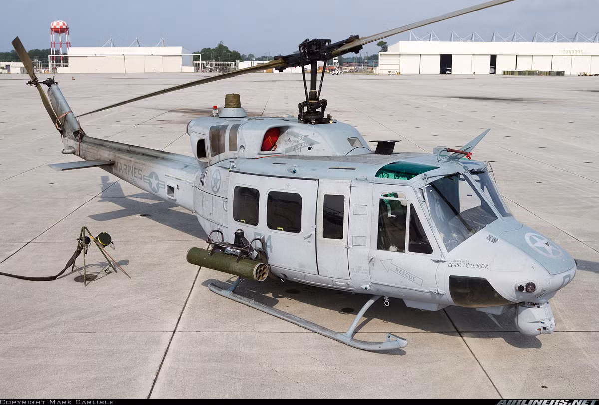 Cũng như UH-1H, UH-N có thể vũ trang nhẹ làm nhiệm vụ chi viện hỏa lực khi cần với các thùng phóng rocket 70mm, và mang theo đại liên GAU-16 12,7mm hoặc các khẩu trung liên đa nòng GAU-17 7,62mm. Tuy vũ khí “nhẹ”, nhưng với khả năng bay thấp, cơ động cao, trực thăng UH-1 là nỗi khiếp sợ với bộ binh mặt đất, nhất là với lực lượng không mạnh về phòng không. KQND Việt Nam đã sử dụng rất thành công UH-1 với “vũ khí nhẹ” này trong cuộc chiến chống quân Khmer Đỏ.
