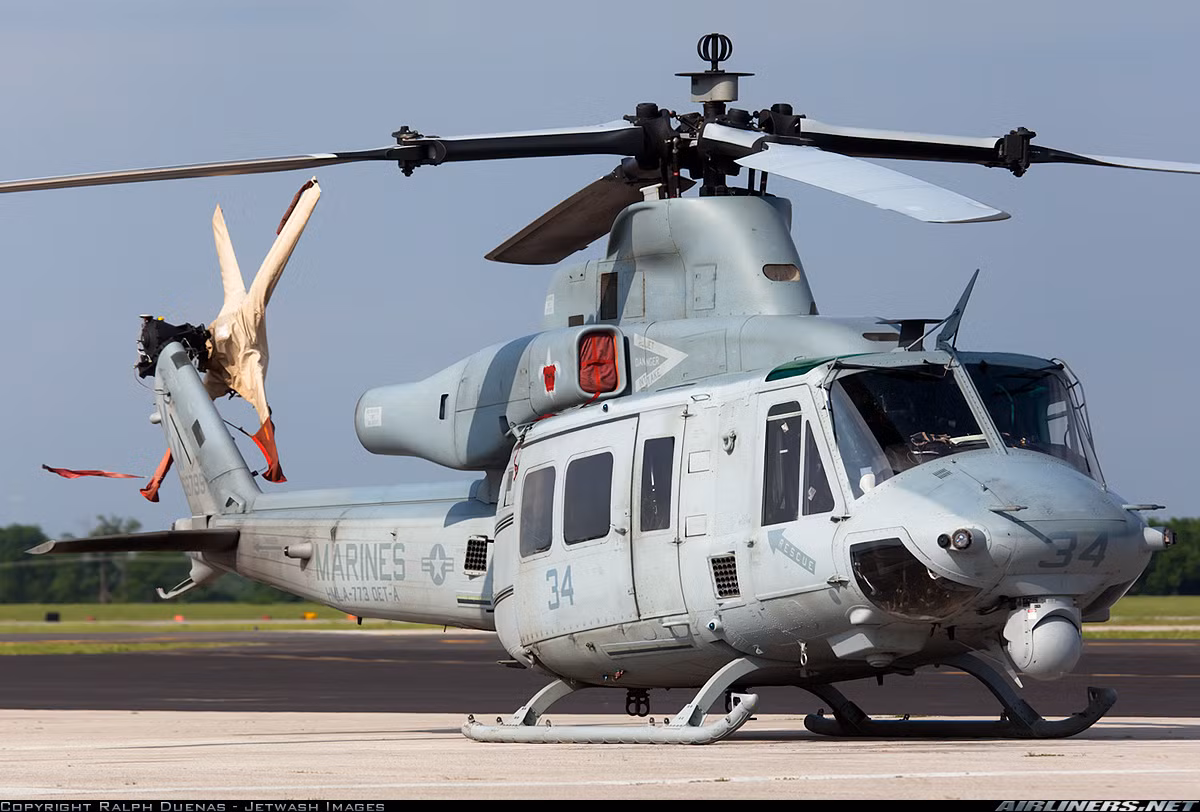 Hoặc nếu có đủ năng lực tài chính, chúng ta có thể chọn phiên bản cao cấp UH-1Y Venom có giá lên tới 26,2 triệu USD/chiếc, nhưng đổi lại Việt Nam sẽ có trực thăng đáng tin cậy, tính năng bay cao, an toàn và khả năng tác chiến vượt bậc.