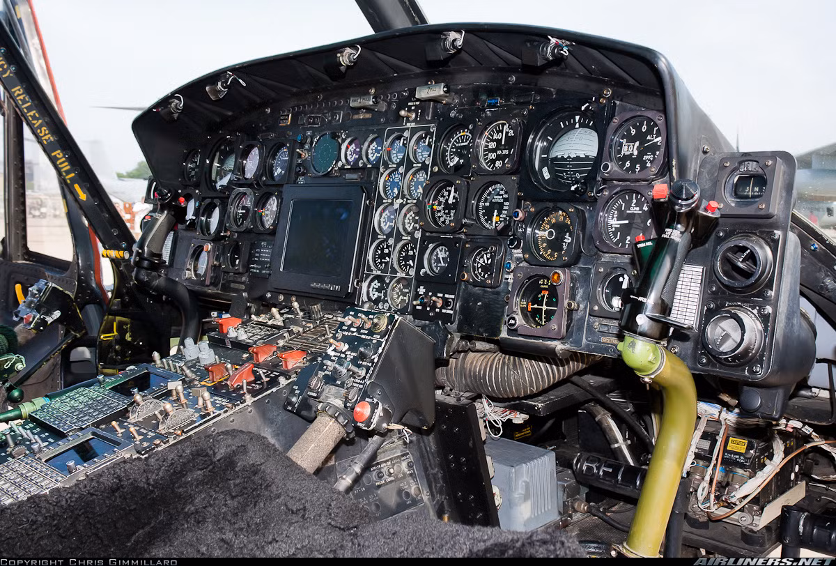 Phi hành đoàn trực thăng UH-1N có 4 người, và có thể chở thêm 6-8 người đầy đủ vũ trang.