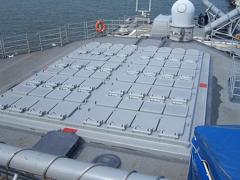 Bệ phóng Mk41 VLS với tổng cộng 122 ống phóng cho phép lớp Ticonderoga mang đến 8 loại tên lửa khác nhau dùng để phòng không, đánh chặn tên lửa đạn đạo, chống ngầm và cả tấn công tiêu diệt mục tiêu mặt đất. Các bệ phóng VLS trên Slava và Kirov chỉ mang được đạn tên lửa S-300FM.