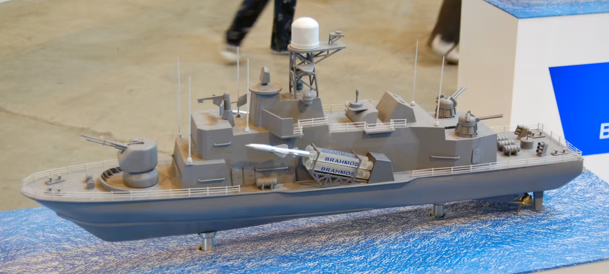 Nếu được cung cấp cho Việt Nam, tên lửa hành trình BrahMos có thể được tích hợp lên các tàu chiến 1241RE vốn đang sử dụng các tên lửa P-15 lỗi thời. Trong ảnh là phương án tích hợp BrahMos lên tàu chiến nhỏ cỡ 500 tấn.