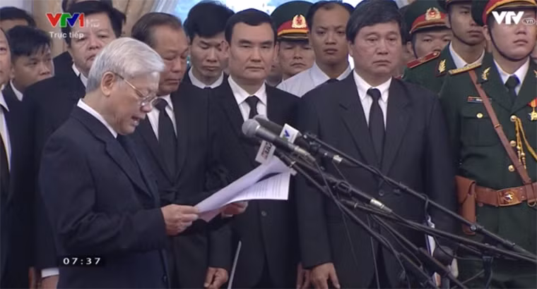 Tổng Bí thư Nguyễn Phú Trọng đọc lời điếu truy điệu nguyên Thủ tướng Phan Văn Khải. Tổng Bí thư nhấn mạnh, nguyên Thủ tướng Phan Văn Khải là nhà lãnh đạo xuất sắc của Đảng, Nhà nước và nhân dân, là người cộng sản kiên cường suốt đời phấn đấu cho sự nghiệp cách mạng của Đảng, Nhà nước và nhân dân. Ông ra đi là sự mất mát to lớn với Đảng, Nhà nước và toàn thể dân tộc.