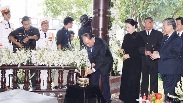 Thủ tướng Nguyễn Xuân Phúc, Chủ tịch quốc hội Nguyễn Thị Kim Ngân và các vị lãnh đạo, nguyên lãnh đạo Đảng, Nhà nước thắp nén hương tiễn biệt nguyên Thủ tướng Phan Văn Khải khi linh cữu đã được an táng. Ảnh SGGP