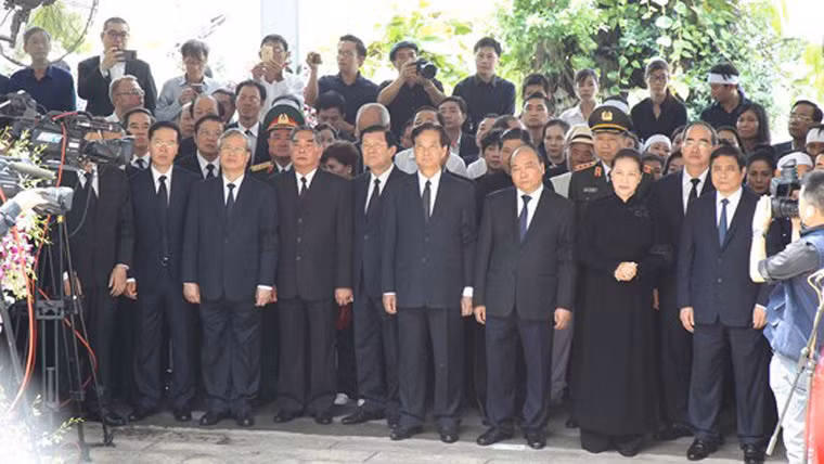 Lãnh đạo, nguyên lãnh đạo Đảng, Nhà nước và các ban, ngành đoàn thể bên linh cữu nguyên Thủ tướng Phan Văn Khải trước giờ an táng. Ảnh SGGP