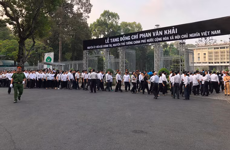 Càng đến gần giờ lễ truy điệu, dòng người từ khắp nơi càng đổ về đông đúc...