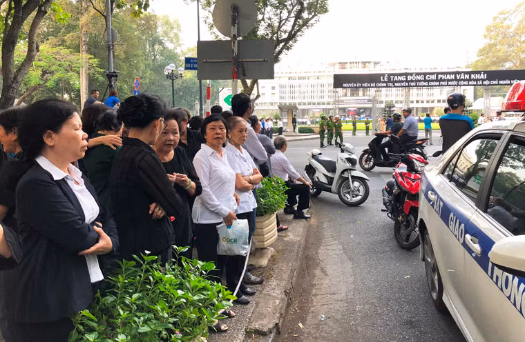Hàng trăm người tập trung trước Hội trường Thống Nhất chờ đến giờ linh cữu nguyên Thủ tướng Phan Văn Khải được đưa về quê hương Củ Chi.
