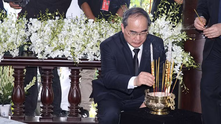 Bí thư Thành ủy Nguyễn Thiện Nhân bùi ngùi thắp nén nhang tiễn biệt nguyên Thủ tướng Phan Văn Khải. Ảnh SGGP
