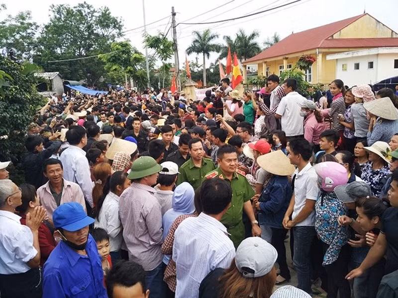 Một số cán bộ, chiến sỹ công an bị giữ tại nhà văn hoá thôn Hoành, xã Đồng Tâm được lãnh đạo TP Hà Nội đón về ngày 22/4/2017.