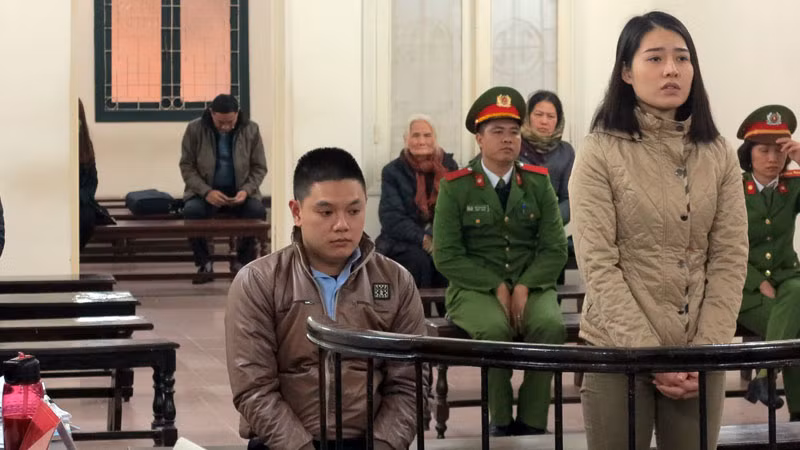 Bị cáo Thoa và Hoàng tại tòa.