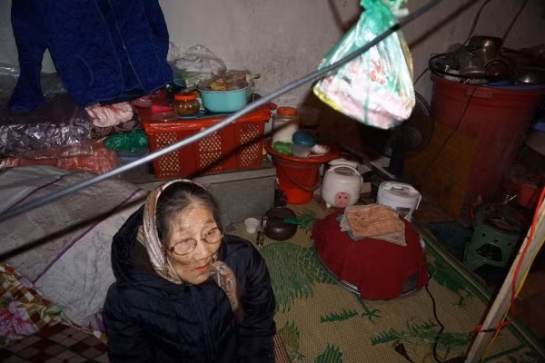 Mì tôm được bà treo lên cao để ăn trong ngày giá rét.