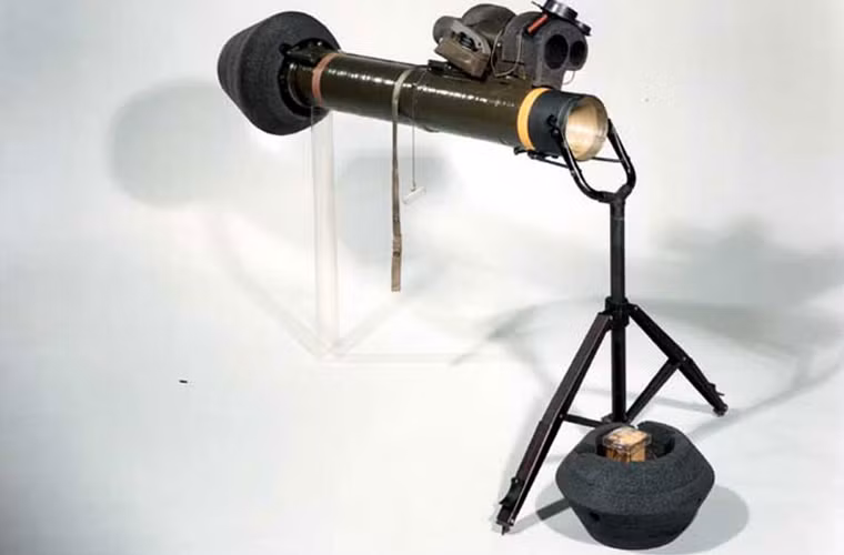 Tên lửa chống tăng M47 Dragon được thiết kế rất gọn nhẹ, với chiều dài ống phóng 1.154mm (trong đó đạn tên lửa dài 856mm), tầm bắn hiệu quả từ 70 đến 1.000m. Đầu đạn M47 nặng khoảng 2,5km dùng kiểu nổ lõm có khả năng xuyên giáp thép đồng nhất dày khoảng 450-500mm.