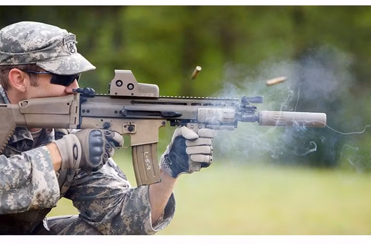 FN SCAR-H, dài 997mm, 770mm với báng gấp, chiều dài nòng súng 406mm tiêu chuẩn S, 330mm biến thể CQC, 508mm biến thể LB. Trọng lượng tương ứng là 3,58kg, 3,49 và 3,72kg, tầm bắn hiệu quả với các biến thể là 600, 300 và 800 mét, hộp tiếp đạn 7.62x51mm của NATO hoặc 30 viên 7.62x39mm của Nga. Biến thể này có thể trang bị thêm tay cầm phụ hoặc chân chống gắn vào các mấu dưới súng.