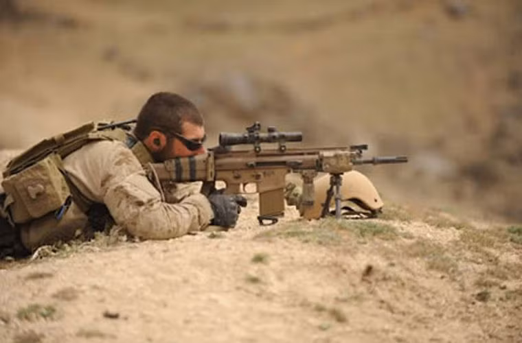 Bộ chỉ huy các hoạt động đặc biệt của Mỹ (US SOCOM) đã yêu cầu một loại súng trường tiến công mới phục vụ cho các hoạt động đặc biệt của Mỹ trên khắp thế giới. và khẩu SCAR - viết tắt của cụm từ: Special Operations Forces (SOF) Combat Assault Rifle (súng trường tiến công cho lực lượng đặc biệt) ra đời.