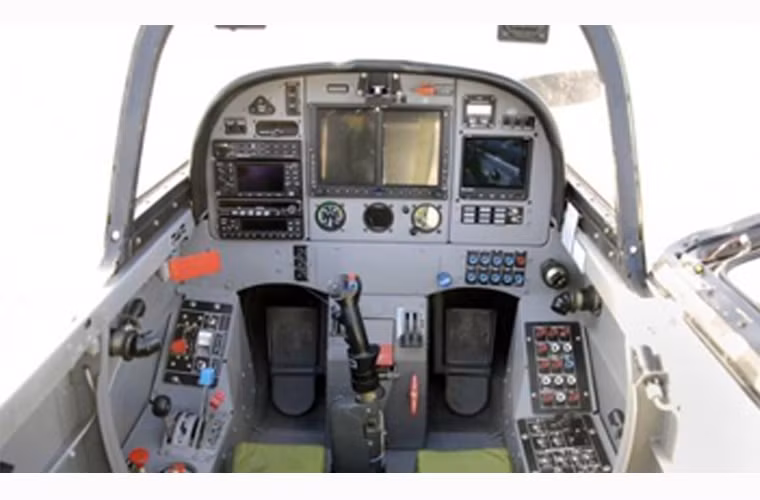Máy bay Lasta-95 trang bị hệ thống điện tử hàng không hiện đại Garmin G500, trong đó bao gồm màn hình hiển thị bay chính (Primary Flight Display/PFD) và một màn hình hiển thị đa chức năng (MFD), nó cũng được tích hợp một hệ thống mô phỏng bay.