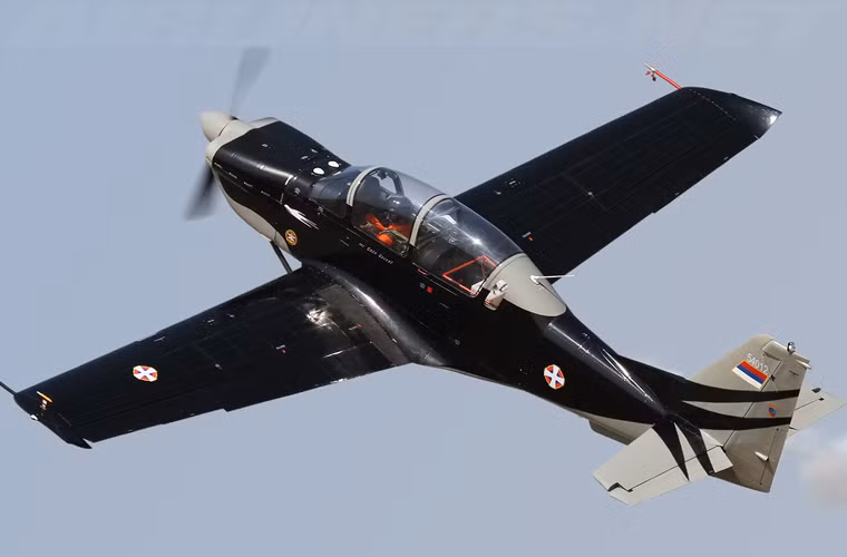 Lasta-95 có phi hành đoàn gồm 2 người; Dài: 7,9 m; Sải cánh: 9,7 m; Cao: 2,84 m; Diện tích cánh: 12,9 m²; Trọng lượng rỗng: 1.060 kg; Trọng lượng cất cánh tối đa: 1.610 kg.